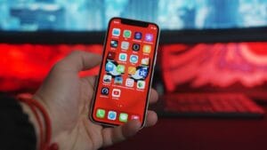 personne tenant un iphone 5 noir