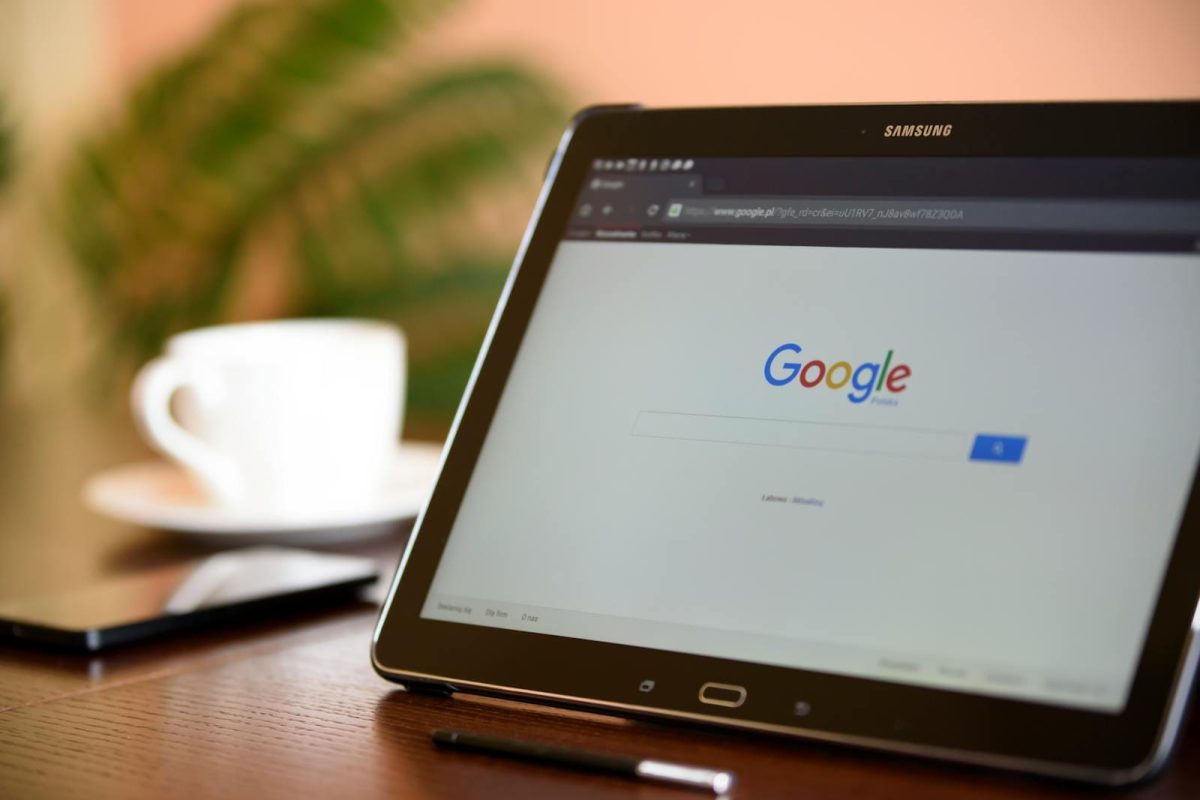 Tablette Samsung sur le bureau affichant la page d'accueil de Google, idéale pour les contenus liés à la technologie.